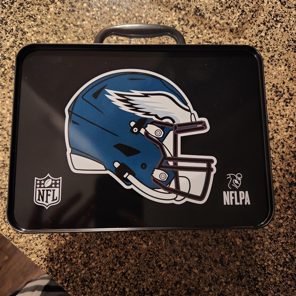 NFL Jalen Hurts Tin Box W/3 Cards - Picture 2 of 8